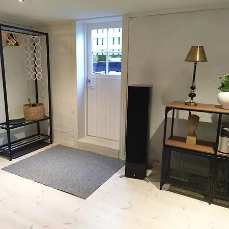 Yksityinen Kellarikerros Omalla Sisaeaenkaeynnillae, Pietarsaari *