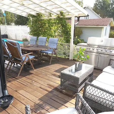 Yksityinen Kellarikerros Omalla Sisaeaenkaeynnillae, Pietarsaari 아파트