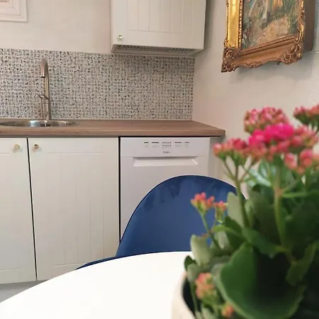 Yksityinen Kellarikerros Omalla Sisaeaenkaeynnillae, Pietarsaari 아파트