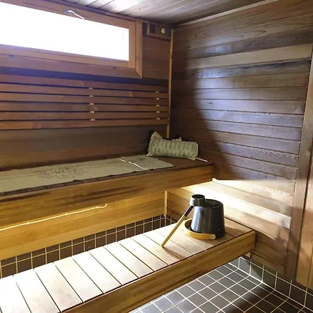 아파트 Yksityinen Kellarikerros Omalla Sisaeaenkaeynnillae, Pietarsaari 피탈사리