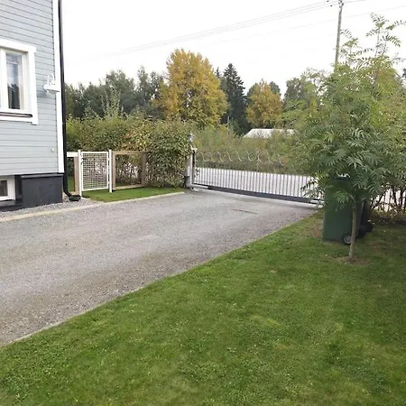 Yksityinen Kellarikerros Omalla Sisaeaenkaeynnillae, Pietarsaari 아파트