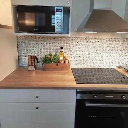 Yksityinen Kellarikerros Omalla Sisaeaenkaeynnillae, Pietarsaari 아파트