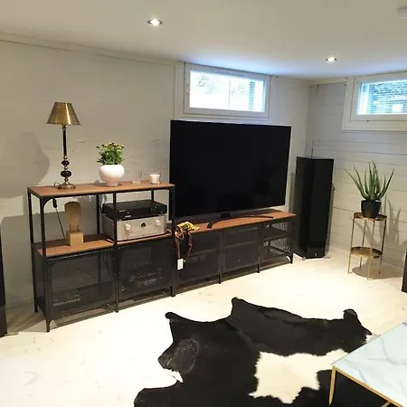 Yksityinen Kellarikerros Omalla Sisaeaenkaeynnillae, Pietarsaari Apartament