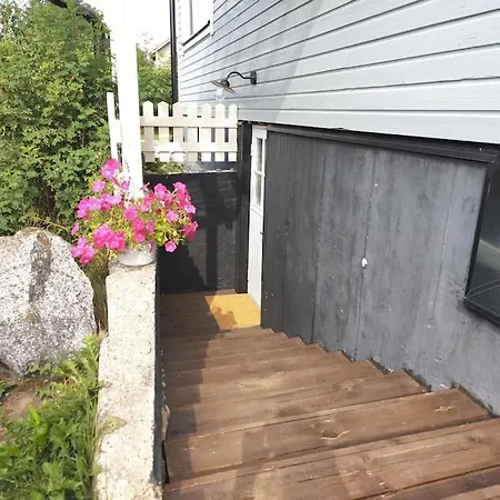 Yksityinen Kellarikerros Omalla Sisaeaenkaeynnillae, Pietarsaari Apartament