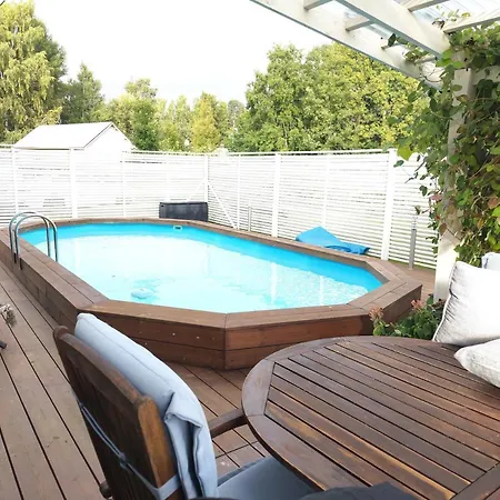 Yksityinen Kellarikerros Omalla Sisaeaenkaeynnillae, Pietarsaari * 피탈사리